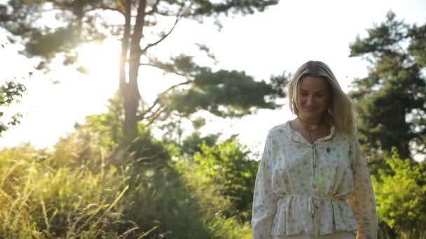 Szczęśliwa Kobieta Spaceruje Naturalnym Krajobrazie Otoczona Drzewami Trawą Pięknym Niebem — Wideo stockowe