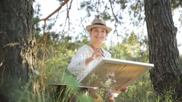 Uma Mulher Usando Chapéu Sol Está Pintando Uma Paisagem Natural — Vídeo de Stock