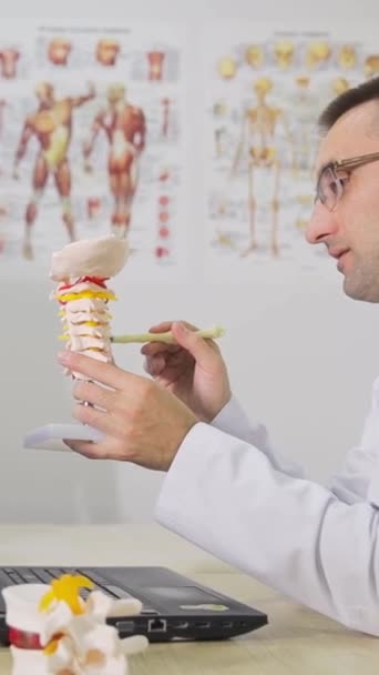 Une Adolescente Chez Orthopédiste Orthopédiste Montre Modèle Colonne Vertébrale Assis — Video