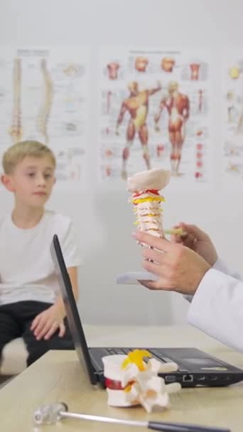 Seorang Remaja Sebuah Janji Ortopedis Seorang Ortopedis Menunjukkan Model Tulang — Stok Video