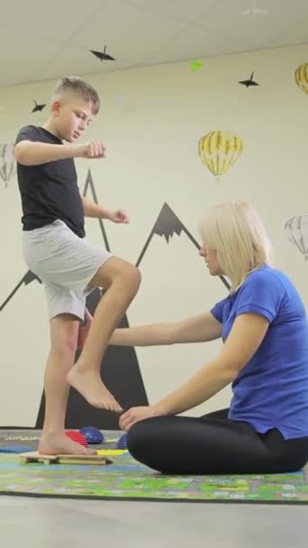 Specialista Lékařského Centra Pomáhá Chlapci Zotavit Zranění Profesionální Fyzioterapeut Pomáhá — Stock video