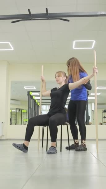 Aulas Reabilitação Centro Vertebrologia Uma Menina Com Treinador Realiza Exercícios — Vídeo de Stock