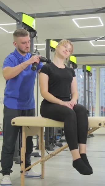 Ung Vertebrolog Masserar Kvinna Med Elektrisk Massage Rehabilitering Vårdcentral — Stockvideo