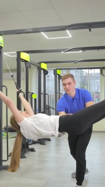 Вертикальное Видео Реабилитационная Терапия Молодая Девушка Делает Упражнения Спины Тренажерах — стоковое видео