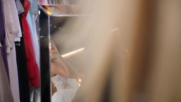 Женщина Свадебном Платье Смотрит Свое Отражение Зеркале Любуясь Нарядами Сложный — стоковое видео