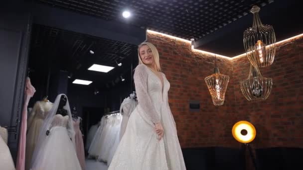 Młoda Piękna Dziewczyna Wybiera Suknię Ślubną Salonie Ślubnym Przygotowując Się — Wideo stockowe