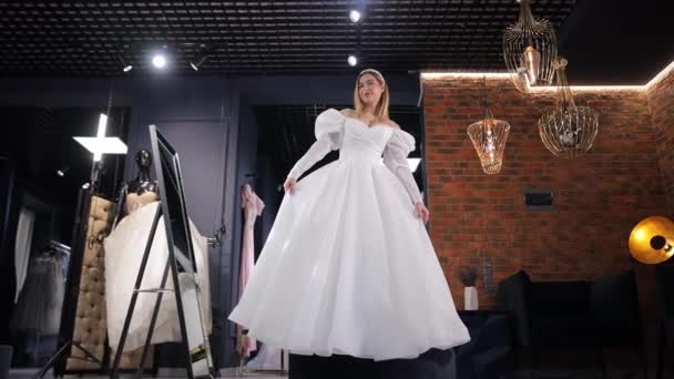 Piękna Blondynka Wybierając Suknię Ślubną Salonie Przygotowuje Się Ślubu Wybierając — Wideo stockowe