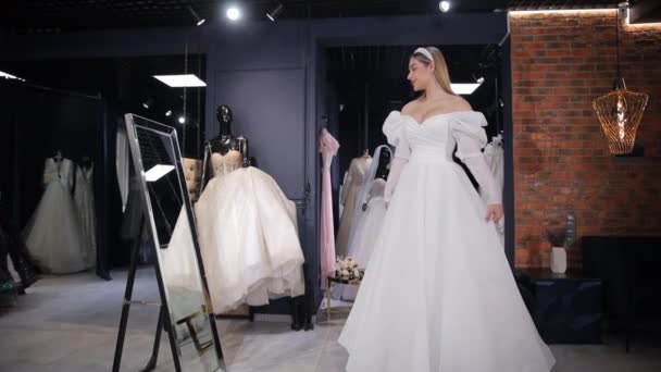 Krásná Žena Zkouší Svatební Šaty Obchodě Oblečením Salon Svatebních Šatů — Stock video