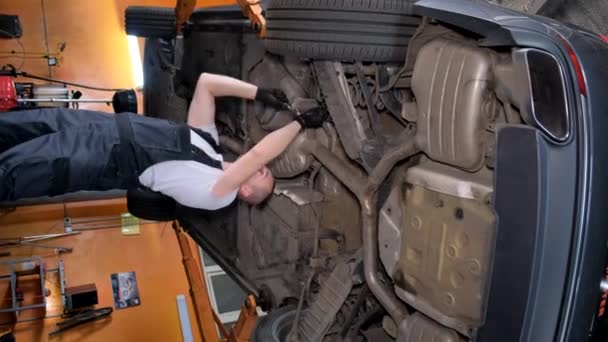 Mężczyzna Relaksuje Się Masce Samochodu Garażu Otoczony Materiałami Budowlanymi Drewnem — Wideo stockowe
