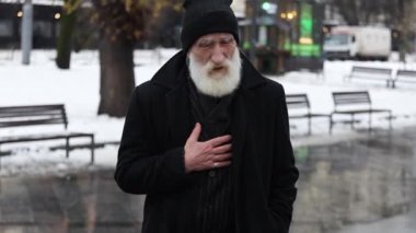 Yaşlı bir büyükbaba, kış kıyafetiyle dışarıda dururken kalp krizi geçirdi. Sokaktaki sağlıksız yaşlı adam