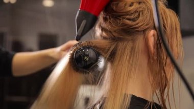 Saç kurutma makinesi, konsept kuaför, kadın stilisti. Kadın kuaför kuaför kuaförde müşterinin saçını kurutuyor..