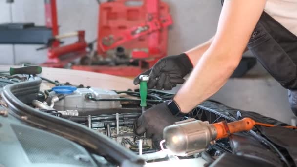 Een Man Repareert Motor Van Een Auto Een Garage Met — Stockvideo