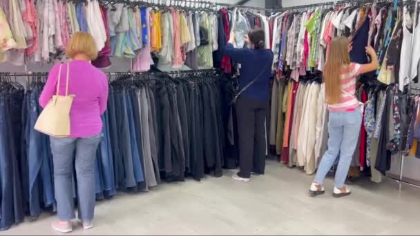 Grupp Kvinnor Bläddrar Klädbutik Och Utforskar Olika Alternativ Från Shirts — Stockvideo