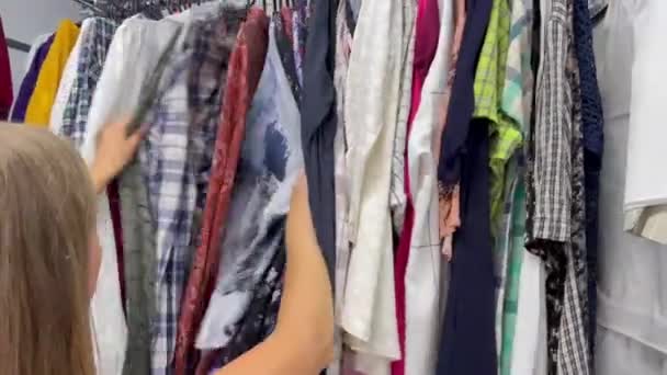 Frau Stehend Kleiderschrank Ärmel Shirt Mode Design — Stockvideo