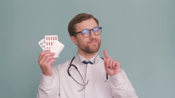 Lekarz Okularach Włosach Twarzy Trzyma Ręku Parę Kart Gry Kołnierzyku — Wideo stockowe