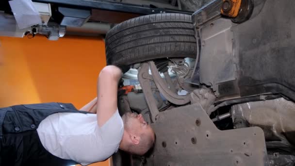 Egy Férfi Földön Megjavít Egy Járművet Gumiabroncs Futófelületén Dolgozik Középpontjában — Stock videók
