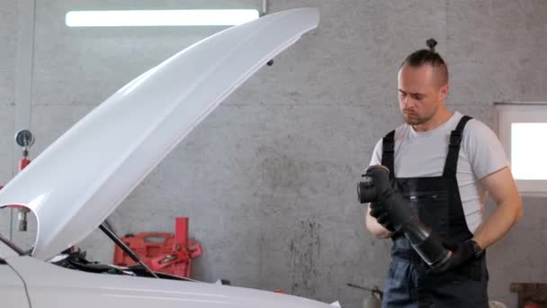 Hombre Está Reparando Vehículo Garaje Con Capucha Hacia Arriba Rodeado — Vídeos de Stock