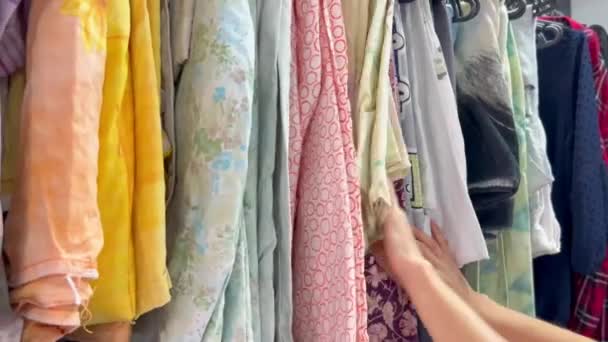 Жіночі Ноги Одягнені Візерункові Рукави Пурпурового Кольору Виглядають Шафи Наповненої — стокове відео