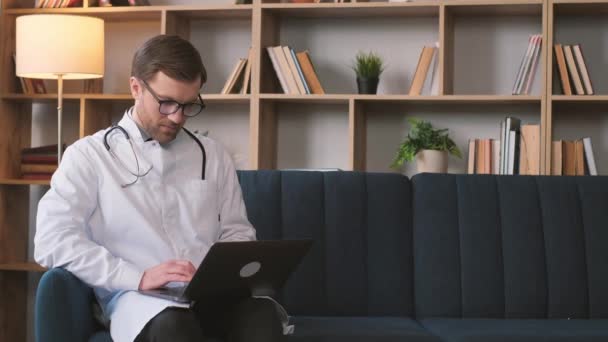 Médecin Est Assis Sur Canapé Utilisant Ordinateur Portable Près Une — Video