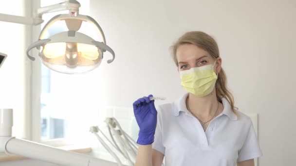 Dentystka Wyposażona Rękawiczki Maskę Twarzy Trzyma Strzykawkę Zapewniając Odpowiednią Pielęgnację — Wideo stockowe