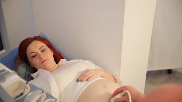 Střední Část Mužského Lékaře Provádějící Ultrazvukový Test Těhotných Žen Nemocnici — Stock video