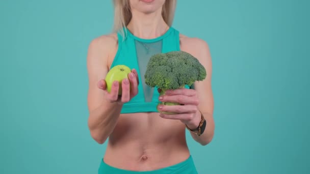Woman Extends Her Arm Hold Broccoli Apple Her Hand Gripping — Stock Video