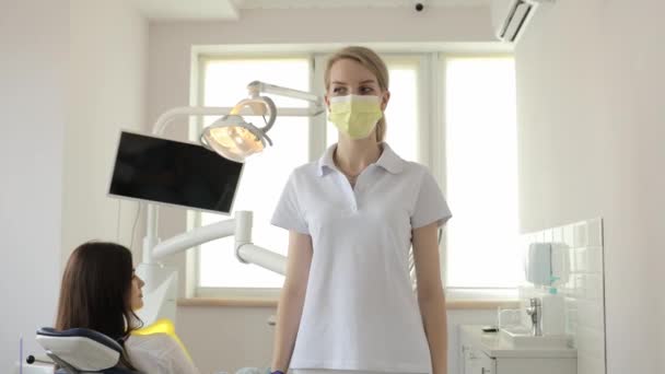 Insidan Tandläkarbyggnad Står Kvinnlig Tandläkare Med Mask Bredvid Patient Tandläkarstol — Stockvideo