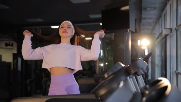 Seorang Wanita Sedang Berada Atas Treadmill Gym Menjaga Keseimbangan Dengan — Stok Video