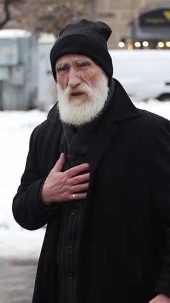 Κάθετο Βίντεο Ηλικιωμένο Άνδρα Στέκεται Έξω Μαύρο Παλτό Έχει Πόνο — Αρχείο Βίντεο