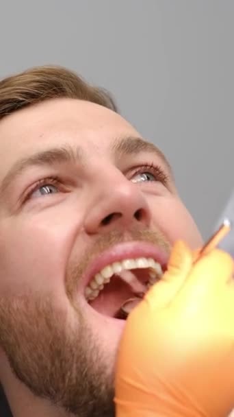 Чоловік Відвідує Стоматолога Обстеження Зубів Забезпечуючи Здоровий Рот Щасливу Посмішку — стокове відео