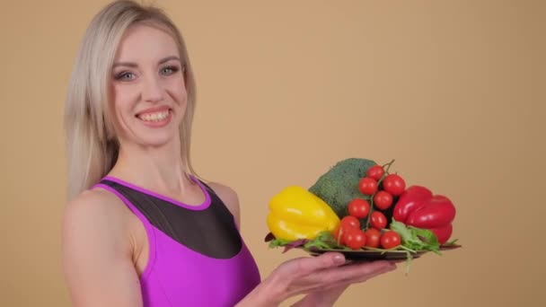 Die Hand Der Frau Hält Einen Teller Mit Gemüse Der — Stockvideo