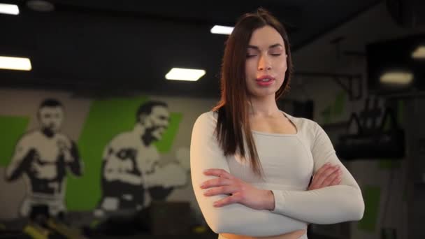 Femeie Stă Brațele Încrucișate Sala Sport Arătând Coapsele Tonifiate Timp — Videoclip de stoc