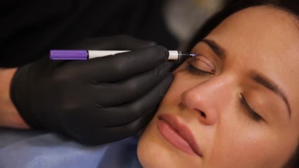 整形外科医生和年轻女性在整容手术前矫正眼部皱纹 — 图库视频影像