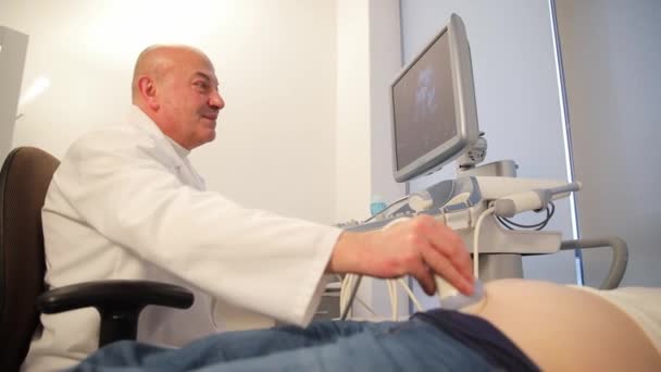 Vue Latérale Médecin Masculin Faisant Une Échographie Pour Femme Enceinte — Video