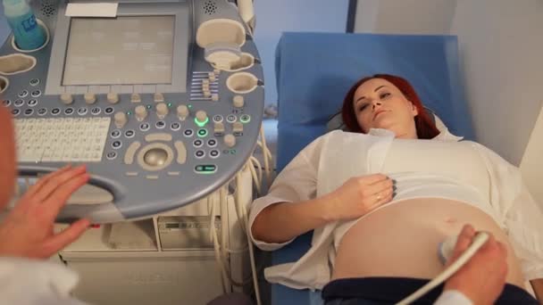 孕妇躺在医院里 医生做超声波检查 从上面看用超声医疗设备对美丽快乐的准妈妈进行妇科检查 — 图库视频影像