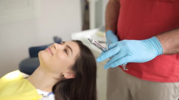 Kobieta Leży Krześle Dentystycznym Gdy Dentysta Trzyma Strzykawkę Pobliżu Ust — Wideo stockowe
