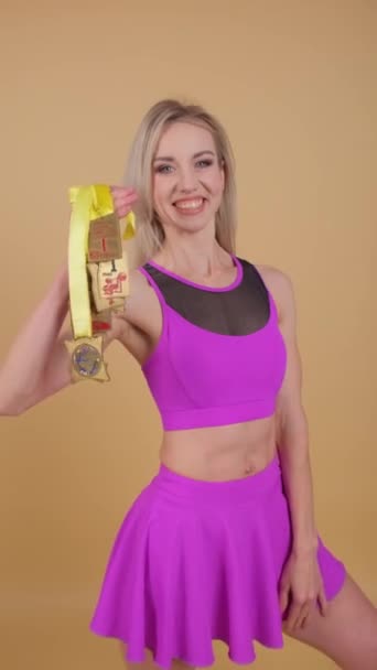 手でメダルを持った美しいスポーツ女性 スポーツにおける勝利 — ストック動画