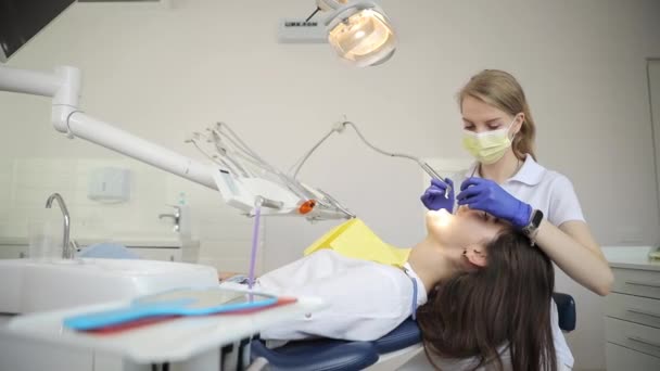 Kvinna Sitter Tandstol När Tandläkaren Undersöker Tänderna Taket Rummet — Stockvideo