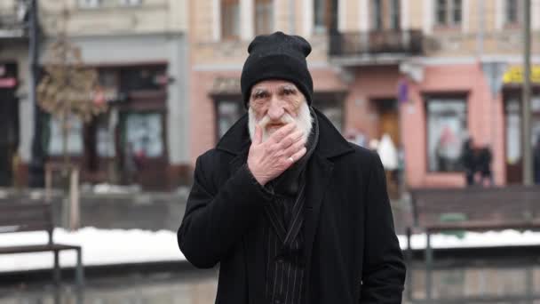 Portret Van Een Oude Gerimpelde Man Met Een Baard Die — Stockvideo