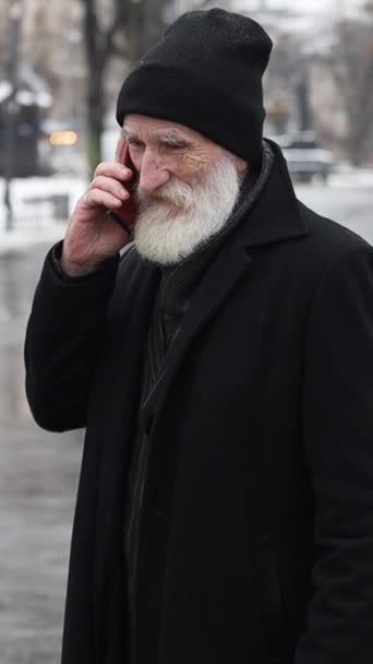 Retrato Viejo Pensionista Canoso Hablando Por Teléfono Calle Abuelo Calle — Vídeos de Stock