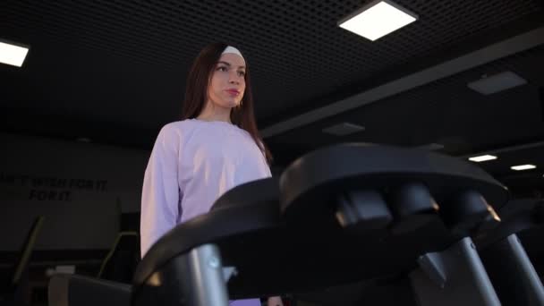 Uma Mulher Está Exercitando Uma Máquina Elíptica Tonificação Coxa Ginásio — Vídeo de Stock