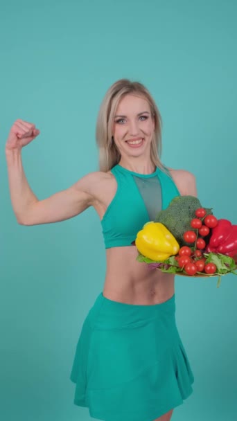 Una Donna Felice Tiene Piatto Verdure Flette Muscoli Sorride Mostrando — Video Stock