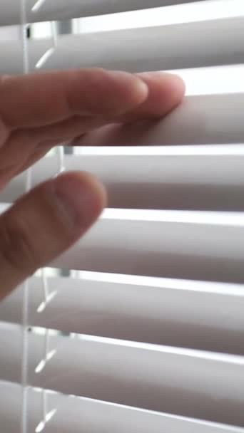 一个人正在用他的大拇指用手操作窗户 以控制房间里的光线和隐私 — 图库视频影像