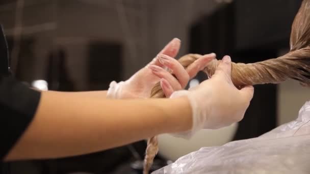 Kobieta Wykonująca Stylowy Gest Modnymi Rękawiczkami Podczas Wiązania Włosów Klientów — Wideo stockowe