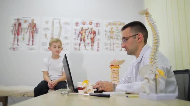 Ein Arzt Und Ein Kind Teilen Sich Einen Schreibtisch Mit — Stockvideo