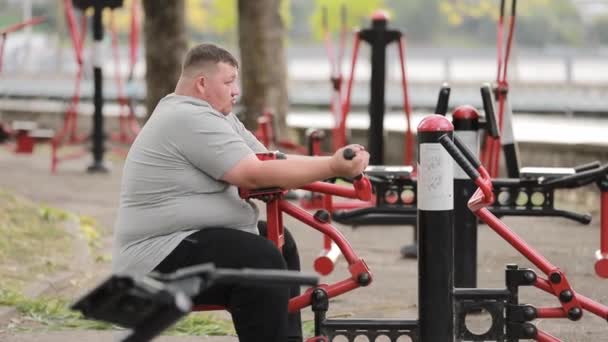 시뮬레이터에서 연습을 과체중 뚱뚱한 남자는 기계에 손을위한 — 비디오