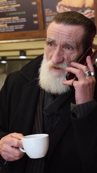 Pionowe Filmy Stary Pomarszczony Mężczyzna Siedzi Kawiarni Pije Kawę Rozmawiając — Wideo stockowe