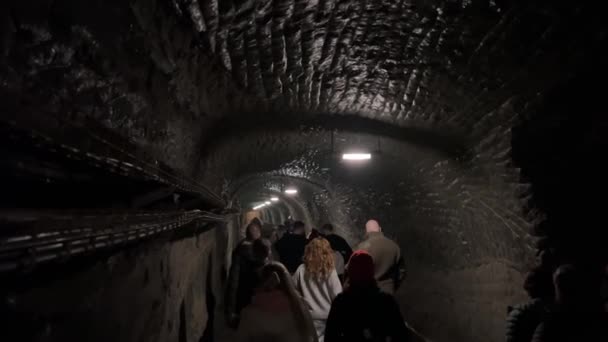 Grupp Individer Navigerar Genom Svagt Upplyst Tunnel Och Utforskar Djupet — Stockvideo