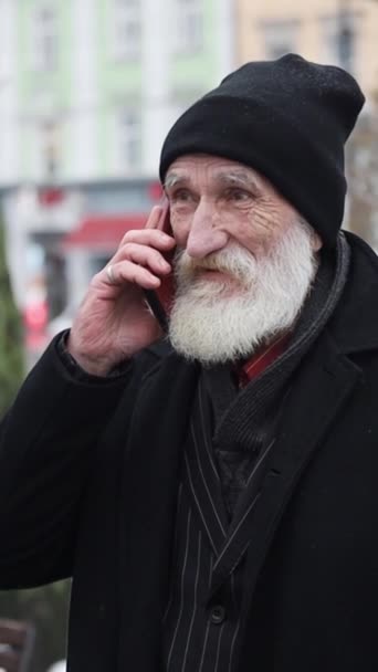 Portret Starszego Siwego Emeryta Rozmawiającego Przez Telefon Ulicy Dziadek Ulicy — Wideo stockowe