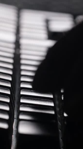 Ett Monokromt Fotografi Fångar Person Som Spelar Piano Med Nyanser — Stockvideo
